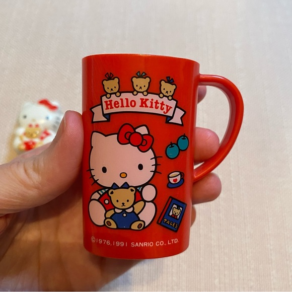 Hello Kitty 90’s Collectables Toothbrush Holder & Cup - Picture 2 of 7